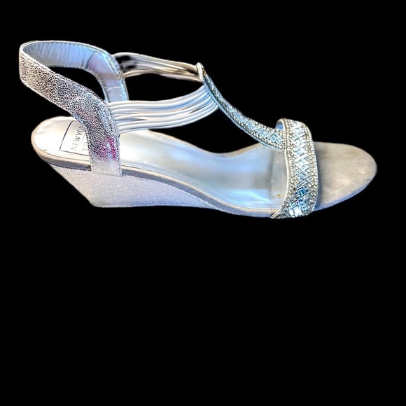 New York Transit BADGETASTIC WEDGE SANDAL.  Silver sparkle open toe. - Picture 1 of 5